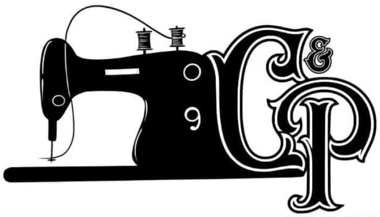 Schwarze Nähmaschine mit verschnörkeltem Schriftzug "C&P".