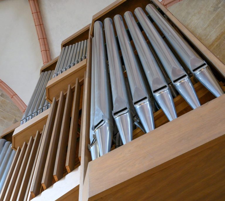 Detailansicht von Orgelpfeifen, Holz und metallische Elemente sichtbar.
